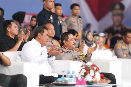 Wakapolri, Komjen Pol Agus Andrianto, dan Pj Gubernur Sulsel, Bahtiar Baharuddin, pada kegiatan Bakti Sosial, Bakti Kesehatan, Pasar Murah dan Bazar UMKM dalam rangka Pemilu Damai, Indonesia Maju, di Lapangan Karebosi, Rabu, 7 Februari 2024. Foto: Ist