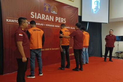 Jajaran Kantor Imigrasi Kelas I Khusus Non TPI Jakarta Selatan, tengah mengamankan tiga Warga Negara Yaman yang terlibat kasus penyelundupan manusia serta menyalahgunakan atau melakukan kegiatan tidak sesuai maksud dan tujuan pemberian Kartu Izin Tinggal Terbatas (Kitas), Jumat (23/2) siang. Foto: Joesvicar Iqbal/ipol.id