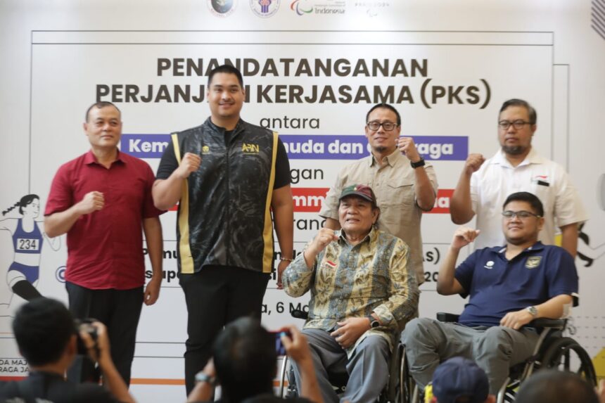 Menteri Pemuda dan Olahraga Republik Indonesia (Menpora RI) Dito Ariotedjo menyaksikan penandatanganan perjanjian kerja sama (PKS) antara Kemenpora dengan National Paralympic Committee (NPC) Indonesia, Rabu (6/3) siang. PKS ini dalam rangka Pemusatan Latihan Nasional (Pelatnas) Persiapan Kualifikasi Paralimpiade Paris 2024. FOTO/IPOL