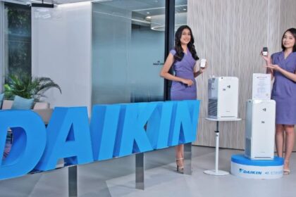 Model memperlihatkan produk DAIKIN dan sertifikat dari British Allergy Foundation (BAF) terkait kemampuannya mengurangi berbagai partikel alergen, seperti debu, virus dan bakteri yang melayang di udara. Foto: Ist