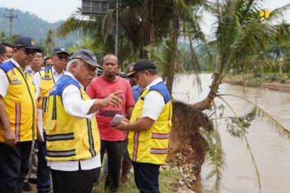 Menteri Pekerjaan Umum dan Perumahan Rakyat (PUPR), Basuki Hadimuljono, didampingi Gubernur Sumatera Barat Mahyeldi Ansharullah dan Bupati Pesisir Selatan Rusma Yul Anwar meninjau penanganan pascabencana banjir di Kabupaten Pesisir Selatan, Sumatera Barat, Senin (11/3/2024).