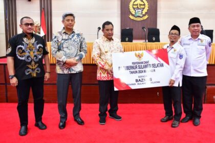 PJ Gubernur Sulsel Bahtiar Baharuddin melakukan penyerahan secara simbolik Zakat, Infak dan Shodaqoh ASN Pemerintah Provinsi Sulsel kepada Badan Amil Zakat Nasional (Baznas) Provinsi Sulsel, di Ruang Pola Kantor Gubernur Sulsel, Kamis, 21 Maret 2024.