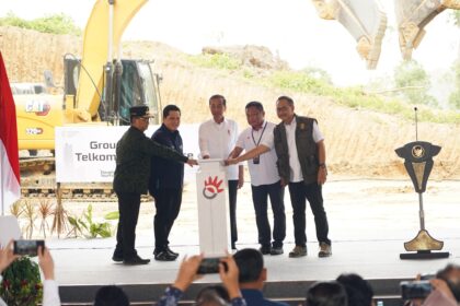 Foto 1: Presiden RI Joko Widodo (tengah) bersama dengan Kepala Otorita IKN Bambang Susantono (kanan), Menteri BUMN Erick Thohir (kedua kiri), PJ Gubernur Kalimantan Timur Akmal Malik (kiri), dan Direktur Utama Telkom Ririek Adriansyah (kedua kanan), saat acara Groundbreaking Telkom Smart Office di Kawasan Ibu Kota Nusantara (IKN), Penajam Paser Utara, Kalimantan Timur, Jumat (1/3/2024).(Telkom Indonesia)