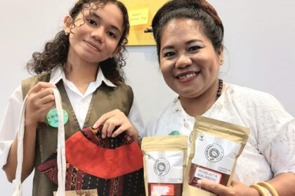 Salam satu finalis dari NTT membawa kopi sibakloang asli Indonesia. Foto: Dok/Ashoka