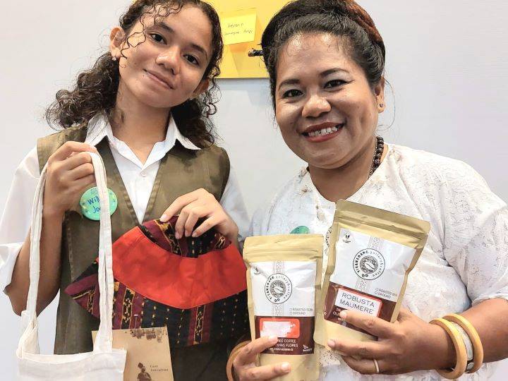 Salam satu finalis dari NTT membawa kopi sibakloang asli Indonesia. Foto: Dok/Ashoka