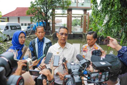 Pj Gubernur Heru Budi saat meninjau stasiun pompa air di kawasan Ancol Jakarta Utara. Foto: dok pemprov