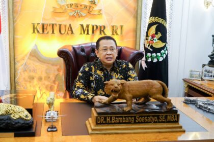 Ketua MPR RI, Bambang Soesatyo saat menjadi pembicara secara daring dalam Seminar Nasional "Undang-Undang Nomor 1 Tahun 2024 tentang Informasi dan Transaksi Elektronik; Transformasi Digital dan Cyber Notary" yang diselenggarakan Ikatan Keluarga Alumni Notariat Universitas Padjadjaran dari Jakarta, Jumat (1/3/2024). Foto: Istimewa