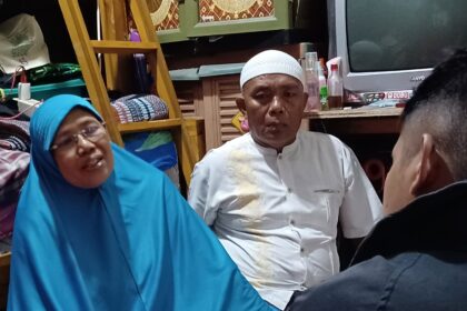 Orangtua korban Indriana Dewi Eka Saputri, 23, yakni Mohamad Roi, 55, (mengenakan peci dan koko putih) dan Endang Tatik, 54, (hijab biru) warga RT 06/RW 14, Cipinang Besar Utara, Jatinegara, Jakarta Timur, diselimuti kesedihan melihat tulisan mimpi dan semangat anaknya, Senin (4/3). Foto: Joesvicar Iqbal/ipol.id