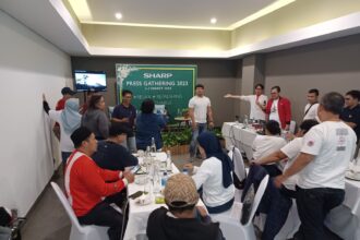 Tim Sharp Electronics Indonesia saat mengupas keunggulan yang dimiliki smartphone Sharp AQUOS R8s pro dan R8s, serta sense8 dalam workshop bersama awak media di Banyuwangi, Jawa Timur, tanggal 2-3 Maret 2024. Foto: Joesvicar Iqbal/ipol.id