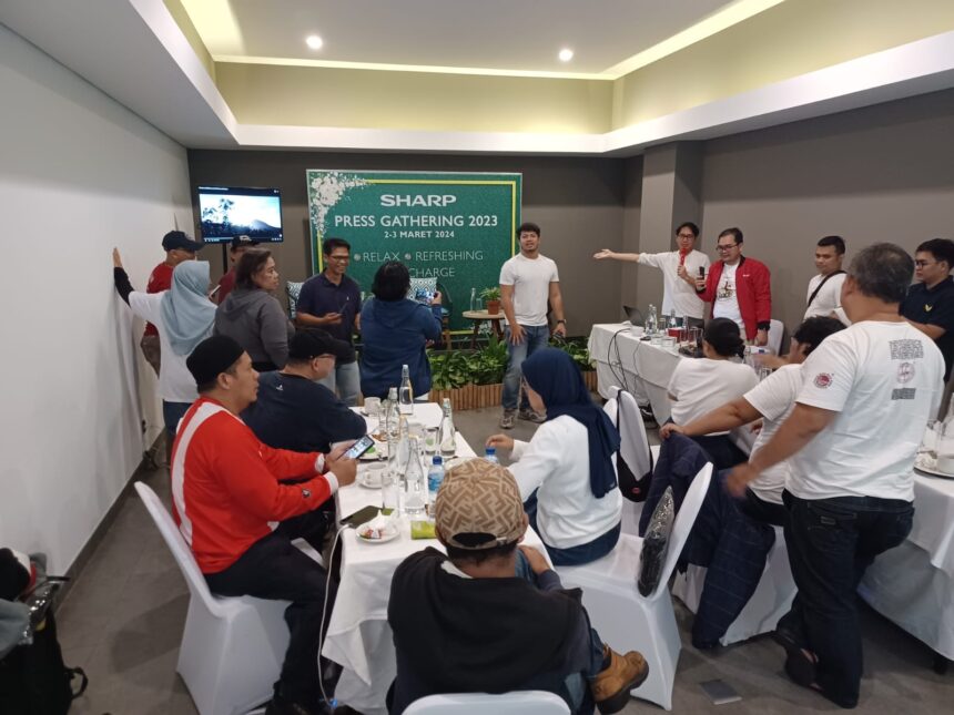 Tim Sharp Electronics Indonesia saat mengupas keunggulan yang dimiliki smartphone Sharp AQUOS R8s pro dan R8s, serta sense8 dalam workshop bersama awak media di Banyuwangi, Jawa Timur, tanggal 2-3 Maret 2024. Foto: Joesvicar Iqbal/ipol.id
