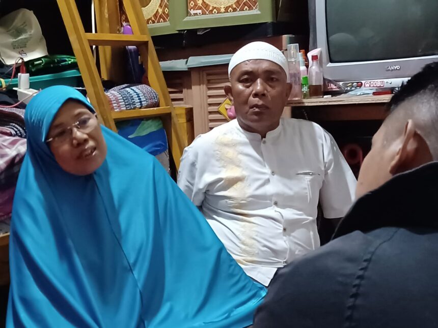 Orangtua korban Indriana Dewi Eka Saputri, 23, yakni Mohamad Roi, 55, (mengenakan peci dan koko putih) dan Endang Tatik, 54, (hijab biru) warga RT 06/RW 14, Cipinang Besar Utara, Jatinegara, Jakarta Timur, meminta tiga tersangka pembunuhan berencana mendapat hukuman mati, Senin (4/3). Foto: Joesvicar Iqbal/ipol.id