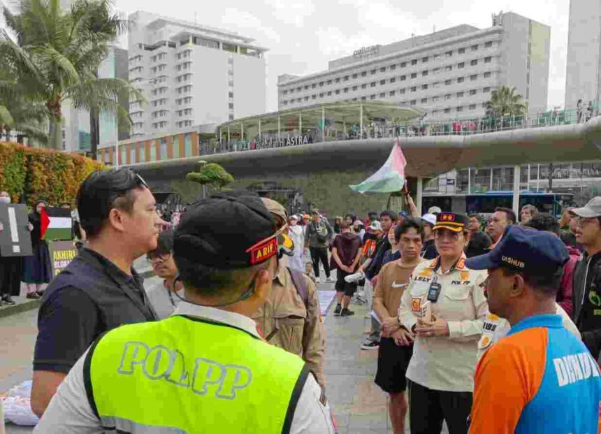 Petugas Satpol PP DKI Jakarta saat melakukan sosialisasi di acara HBKB.(foto dok pemprov)