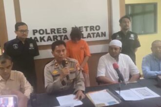 Kapolsek Pancoran, Kompol Sujarwo saat menggelar konfrensi pers kasus pencurian dilakukan pelaku asisten rumah tangga (ART) Yunita Sari di Mapolres Metro Jakarta Selatan, Senin (4/3) siang. Foto: Joesvicar Iqbal/ipol.id