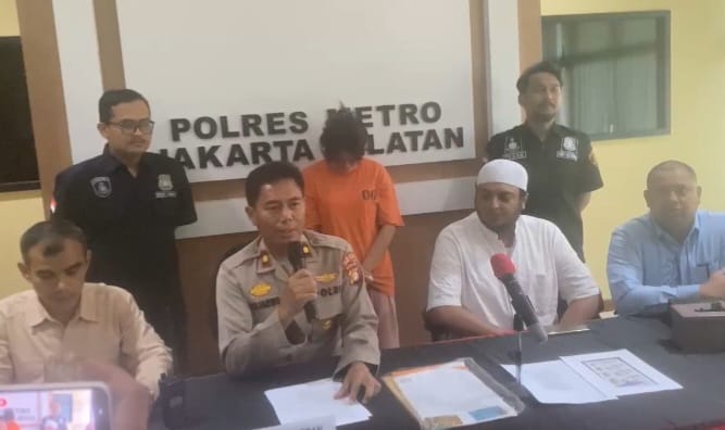 Kapolsek Pancoran, Kompol Sujarwo saat menggelar konfrensi pers kasus pencurian dilakukan pelaku asisten rumah tangga (ART) Yunita Sari di Mapolres Metro Jakarta Selatan, Senin (4/3) siang. Foto: Joesvicar Iqbal/ipol.id