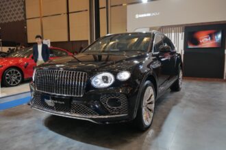 Pabrikan mobil asal Britania Raya dalam seri termahalnya Bentley Bentayga EWB nampak elegan di gelaran BCA Expoversary 2024. SUV super mewah ini dibanderol dengan harga Rp13,15 miliar, menggunakan mesin 4.0L V8 Twin Turbocharged. Foto: Ist