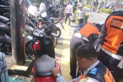 Sejumlah aparat Sudinhub Jakarta Selatan melakukan cabut pentil motor yang kedapatan parkir sembarang tempat dan Satuan Polisi Pamong Praja (Satpol PP) menertibkan pedagang kaki lima yang mengokupasi trotoar di sepanjang Jalan Kemang Raya, Mampang Prapatan, Selasa (5/3) siang. Foto: Ist