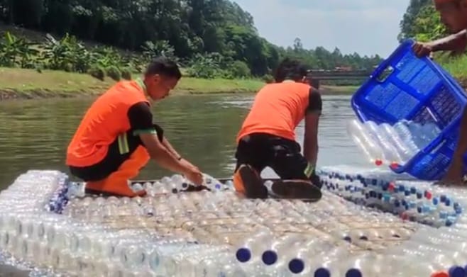 Unit Penanganan Sampah Badan Air Dinas Lingkungan Hidup Kecamatan Duren Sawit, Jakarta Timur, tengah melakukan uji coba perahu yang dibuat dari 1.000 botol plastik bekas air mineral, Selasa (5/3). Foto: Ist