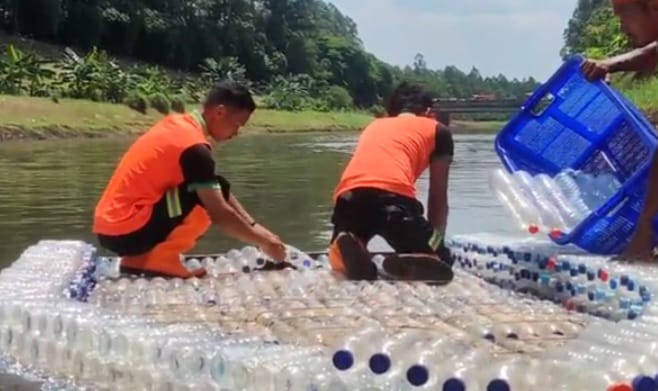 UPS Badan Air LH Berinovasi, Ribuan Botol Plastik Bekas Disulap Jadi Perahu Motor di Jakarta Timur 2 Unit Penanganan Sampah Badan Air Dinas Lingkungan Hidup Kecamatan Duren Sawit, Jakarta Timur, tengah melakukan uji coba perahu yang dibuat dari 1.000 botol plastik bekas air mineral, Selasa (5/3). Foto: Ist
