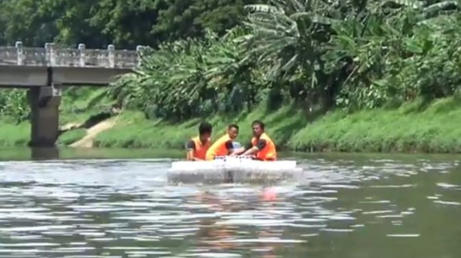 Unit Penanganan Sampah Badan Air Dinas Lingkungan Hidup Kecamatan Duren Sawit, Jakarta Timur, tengah melakukan uji coba perahu yang dibuat dari 1.000 botol plastik bekas air mineral, Selasa (5/3). Foto: Ist