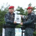 Kepala Staf Angkatan Darat (Kasad) Jenderal TNI Maruli Simanjuntak (kiri) menerima Brevet Anti Teror Kehormatan dari Satuan Penanggulangan Teror (Satgultor) 81 Kopassus, di Markas Kopassus, Cijantung, Jakarta, Kamis (7/3/2023). Foto: Dispenad