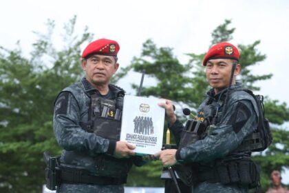 Kepala Staf Angkatan Darat (Kasad) Jenderal TNI Maruli Simanjuntak (kiri) menerima Brevet Anti Teror Kehormatan dari Satuan Penanggulangan Teror (Satgultor) 81 Kopassus, di Markas Kopassus, Cijantung, Jakarta, Kamis (7/3/2023). Foto: Dispenad