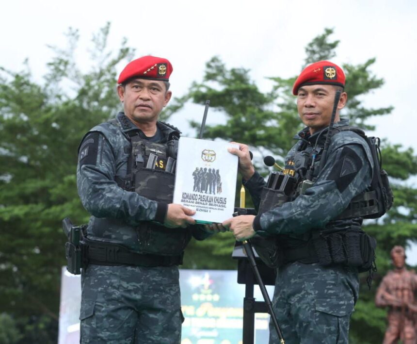 Kepala Staf Angkatan Darat (Kasad) Jenderal TNI Maruli Simanjuntak (kiri) menerima Brevet Anti Teror Kehormatan dari Satuan Penanggulangan Teror (Satgultor) 81 Kopassus, di Markas Kopassus, Cijantung, Jakarta, Kamis (7/3/2023). Foto: Dispenad