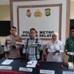 Kasat Reskrim Polres Metro Jakarta Selatan, AKBP Bintoro (tengah) didampingi Kapolsek Mampang Prapatan, Kompol David Yunior Kanitero dan Asisten Deputi Perlindungan Anak Dari Kondisi Khusus Kementerian PPPA, Ratna Weni Khalifah, Ketua Satgassus Dinas Perlindungan Khusus Anak DPPAPP Provinsi DKI Jakarta, Riska, dan Kepala Kantor Kementerian Agama Kota Jakarta Selatan Provinsi DKI Jakarta, M Yunus Hasyim menunjukkan barang bukti tawuran kenakalan remaja di Mapolres, Kamis (7/3). Foto: Joesvicar Iqbal/ipol.id