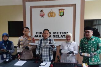 Kasat Reskrim Polres Metro Jakarta Selatan, AKBP Bintoro (tengah) didampingi Kapolsek Mampang Prapatan, Kompol David Yunior Kanitero dan Asisten Deputi Perlindungan Anak Dari Kondisi Khusus Kementerian PPPA, Ratna Weni Khalifah, Ketua Satgassus Dinas Perlindungan Khusus Anak DPPAPP Provinsi DKI Jakarta, Riska, dan Kepala Kantor Kementerian Agama Kota Jakarta Selatan Provinsi DKI Jakarta, M Yunus Hasyim menunjukkan barang bukti tawuran kenakalan remaja di Mapolres, Kamis (7/3). Foto: Joesvicar Iqbal/ipol.id