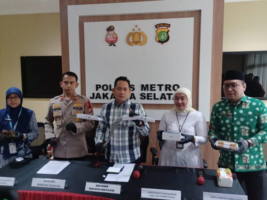 Kasat Reskrim Polres Metro Jakarta Selatan, AKBP Bintoro (tengah) didampingi Kapolsek Mampang Prapatan, Kompol David Yunior Kanitero dan Asisten Deputi Perlindungan Anak Dari Kondisi Khusus Kementerian PPPA, Ratna Weni Khalifah, Ketua Satgassus Dinas Perlindungan Khusus Anak DPPAPP Provinsi DKI Jakarta, Riska, dan Kepala Kantor Kementerian Agama Kota Jakarta Selatan Provinsi DKI Jakarta, M Yunus Hasyim menunjukkan barang bukti tawuran kenakalan remaja di Mapolres, Kamis (7/3). Foto: Joesvicar Iqbal/ipol.id