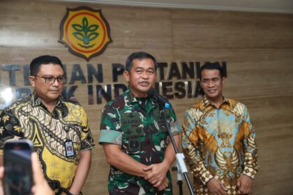 Kepala Staf Angkatan Darat (Kasad) Jenderal TNI Maruli Simanjutak (tengah) menghadiri Rapat Koordinasi (Rakor) dan Penandatanganan Nota Kesepahaman (MoU) dan Perjanjian Kerja Sama (PKS) antara TNI AD dan Kementan RI, di Kantor Kementan RI, Jakarta, Jumat (8/3/2024). Foto: Dispenad