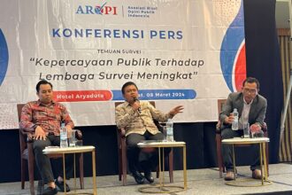 Fadli, Moderator (kiri), Sunarto Ciptoharjono, Ketum AROPI (tengah) dan Nyarwi Ahmad, Direktur Indonesian Presidential Studies (kanan) dalam konfrensi pers bertajuk 'Kepercayaan Publik Terhadap Lembaga Survei Meningkat' di Jakarta, Jumat (8/3). Foto: Ist