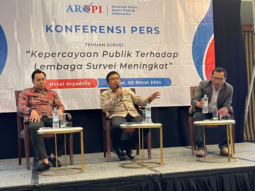 Fadli, Moderator (kiri), Sunarto Ciptoharjono, Ketum AROPI (tengah) dan Nyarwi Ahmad, Direktur Indonesian Presidential Studies (kanan) dalam konfrensi pers bertajuk 'Kepercayaan Publik Terhadap Lembaga Survei Meningkat' di Jakarta, Jumat (8/3). Foto: Ist