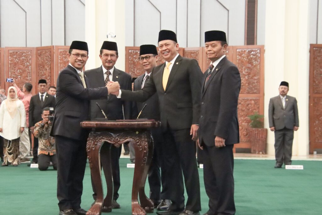 Dilantik Sebagai Wakil Ketua MPR, Amir Uskara : PPHN Perlu Diwujudkan Secara Riil 2 Amir Uskara usai dilantik sebagai Wakil Ketua MPR RI Pengganti Antar Waktu (PAW), di Gedung Nusantara IV, Kompleks Parlemen, Senayan, Jakarta, Jumat (8/4/2024).
