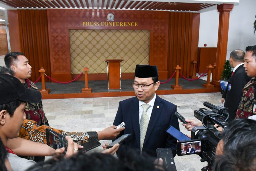 Amir Uskara usai dilantik sebagai Wakil Ketua MPR RI Pengganti Antar Waktu (PAW), di Gedung Nusantara IV, Kompleks Parlemen, Senayan, Jakarta, Jumat (8/4/2024).