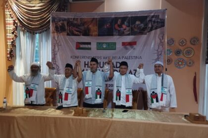 Ketua Umum (Ketum) Majelis Ormas Islam (MOI), Kiai Haji Nazar Haris bersama para pimpinan ormas Islam lainnya saat menggelar konfrensi pers aksi bela Palestina bertajuk 'Harus Ada Ramadan di Gaza, Jangan Biarkan Gaza Berpuasa Tanpa Berbuka' di Jakarta Timur, Jumat (9/3). Foto: Joesvicar Iqbal/ipol.id