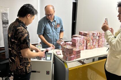 Kejagung saat amankan uang tunai miliaran rupiah dari hasil penggeledahan sejumlah perusahaan dan rumah tinggal di Jakarta. Foto: Puspenkum Kejaksaan Agung