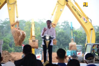 Presiden Joko Widodo (Jokowi) melakukan peletakan batu pertama atau groundbreaking pembangunan Paralympic Training Center di Kabupaten Karanganyar, Provinsi Jawa Tengah, Jumat (8/3/2024). Foto: Kementerian PUPR