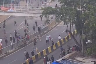 Sejumlah remaja kembali pecah melakukan tawuran di Jalan Jenderal Basuki Rachmat, Cipinang Besar Utara, Jatinegara, Jakarta Timur, Sabtu (9/3) pagi. Foto: jktinfo/Instagram