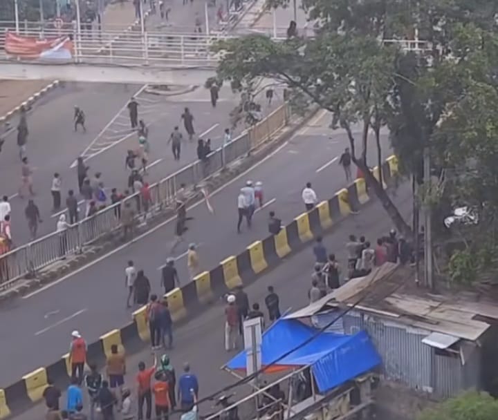 Sejumlah remaja kembali pecah melakukan tawuran di Jalan Jenderal Basuki Rachmat, Cipinang Besar Utara, Jatinegara, Jakarta Timur, Sabtu (9/3) pagi. Foto: jktinfo/Instagram