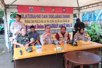 Kapolres Metro Jakarta Timur, Kombes Nicolas Ary Lilipaly dan Kapolsek Jatinegara, Kompol Chitya Intania Kusnita serta aparat TNI bersama warga RW 01, 02, 03, 04, dan RW 06 Cipinang Besar Utara, saat mengikuti deklarasi damai di samping TPU Prumpung pada Sabtu (9/3) siang tadi. Foto: Ist