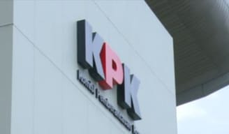 Logo KPK terpampang megah di Gedung Merah Putih, Kuningan, Jaksel. Foto: Humas KPK