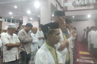 Jemaah Masjid Al-Hidayah di Bidara Cina, Jatinegara, Jakarta Timur, termasuk jemaah mengikuti penetapan PP Muhammadiyah yang mulai berpuasa pada Senin (11/3), sedangkan pada Minggu (10/3) malam melaksanakan ibadah salat Tarawih. Foto: Ist