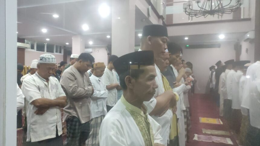 Jemaah Masjid Al-Hidayah di Bidara Cina, Jatinegara, Jakarta Timur, termasuk jemaah mengikuti penetapan PP Muhammadiyah yang mulai berpuasa pada Senin (11/3), sedangkan pada Minggu (10/3) malam melaksanakan ibadah salat Tarawih. Foto: Ist