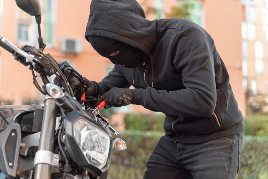 Ilustrasi, Pencuri motor di Pondok Aren kembalikan motor curian gunakan jasa ekspedisi. Foto: Freepik @freepik