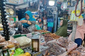 Suasana Toko KK saat pedagang kurma, Elawati, 52, melayani Ibu-Ibu pembeli kurma di Pasar Jatinegara di Jalan Pasar Utara, Jatinegara, Jakarta Timur, Senin (11/3). Foto: Joesvicar Iqbal/ipol.id