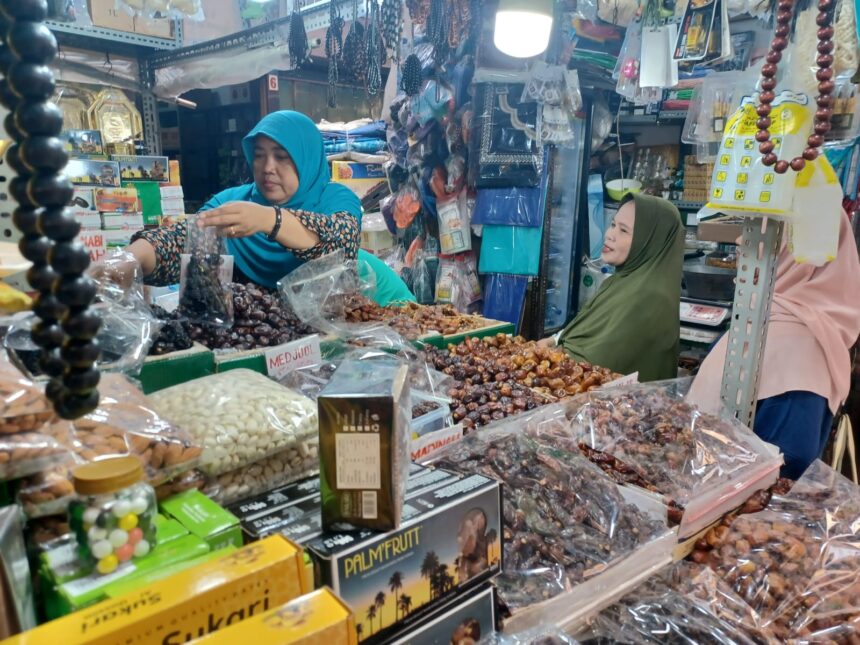 Suasana Toko KK saat pedagang kurma, Elawati, 52, melayani Ibu-Ibu pembeli kurma di Pasar Jatinegara di Jalan Pasar Utara, Jatinegara, Jakarta Timur, Senin (11/3). Foto: Joesvicar Iqbal/ipol.id