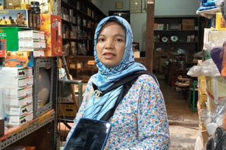 Marlina, 44, pembeli kurma di Pasar Jatinegara, Bali Mester, Jakarta Timur. Foto: Joesvicar Iqbal/ipol.id