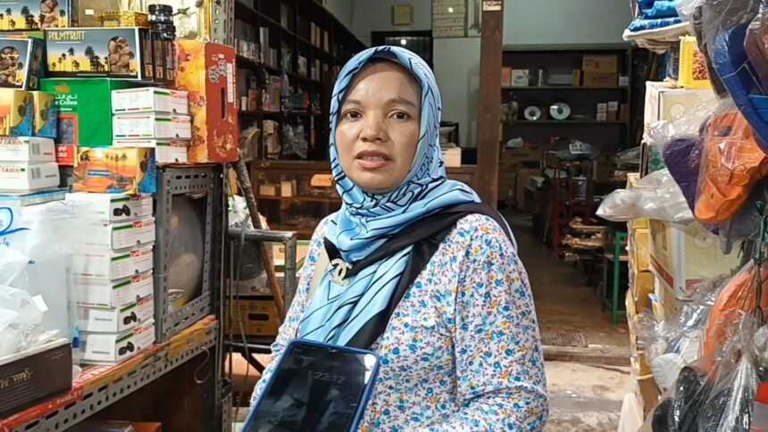 Marlina, 44, pembeli kurma di Pasar Jatinegara, Bali Mester, Jakarta Timur. Foto: Joesvicar Iqbal/ipol.id