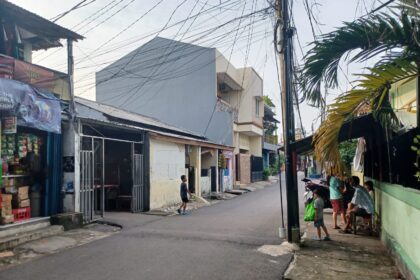 Suasana pasca tawuran, aktivitas warga setempat sudah terlihat normal di Jalan Cipinang Pulo Maja, Kelurahan Cipinang Besar Utara, Kecamatan Jatinegara, Jakarta Timur, Selasa (12/3) siang. Foto: Joesvicar Iqbal/ipol.id