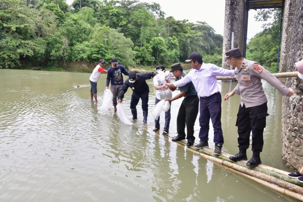 PJ Gubernur Sulawesi Selatan Bahtiar Baharuddin dan Pj Bupati Bone Islamuddin kembali melakukan penebaran 400 ribu bibit ikan nila dan mas di dua lokasi di Kabupaten Bone, Rabu, 13 Maret 2024.